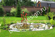 Небольшой пруд с фонтаном и садовой скульптурой